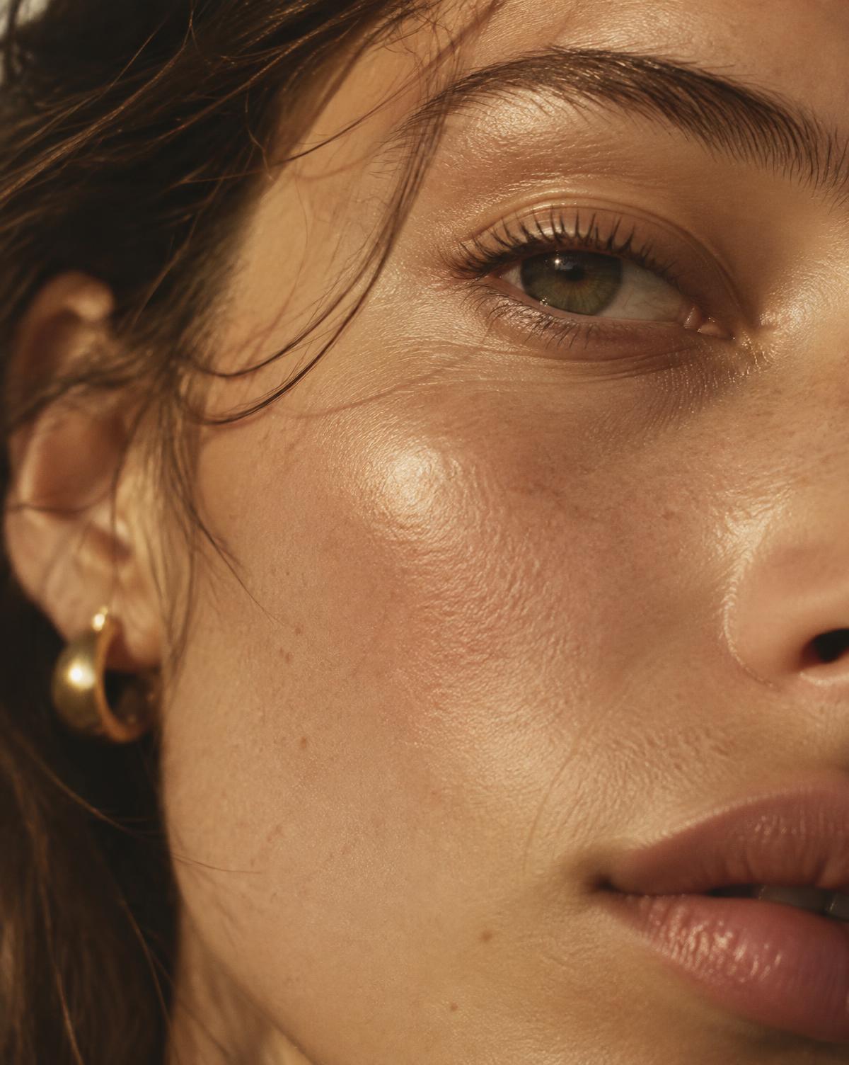 Detalhe editorial de pele com textura natural